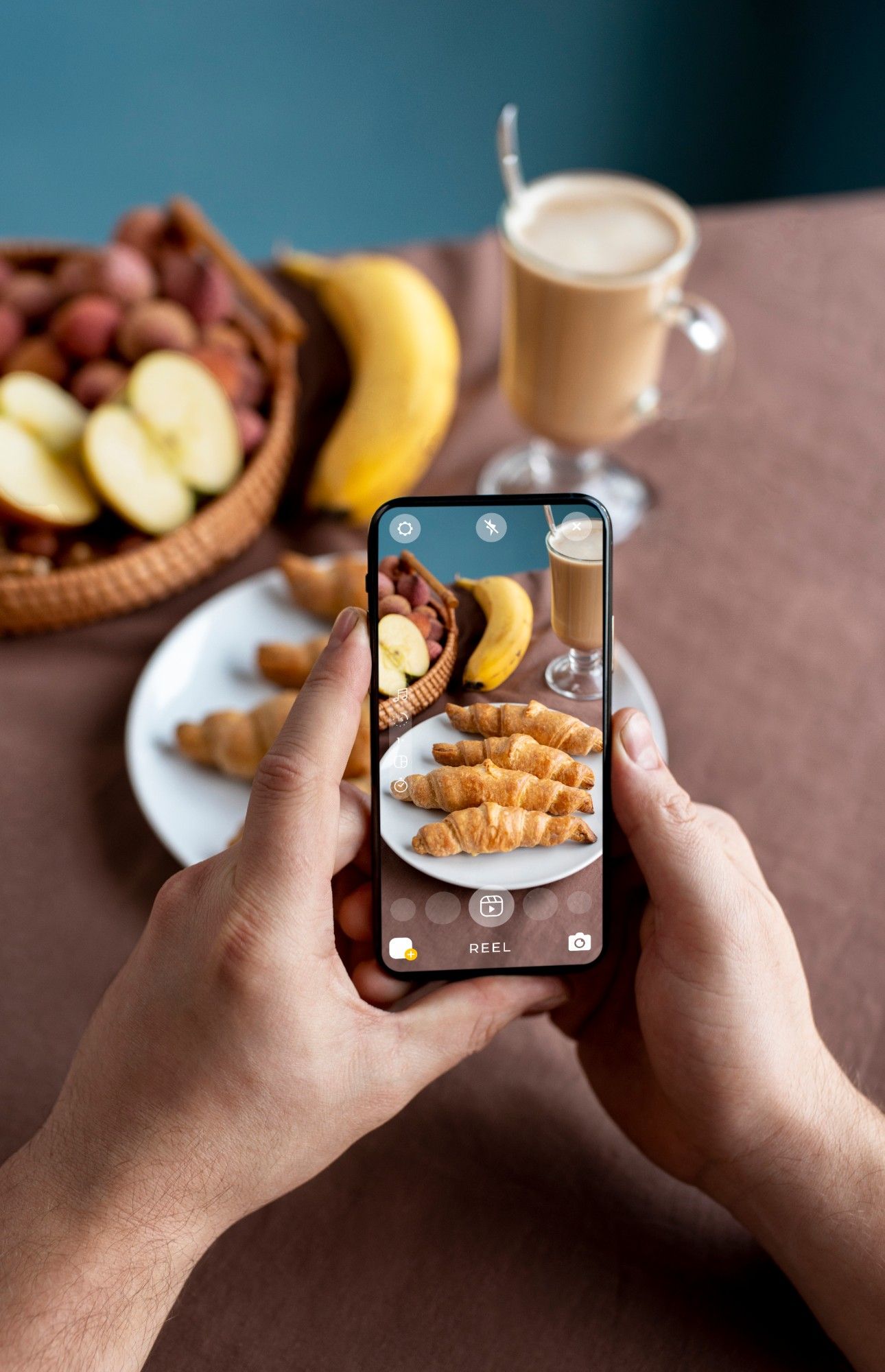 Fotografowanie śniadania telefonem do rolki na Instagramie