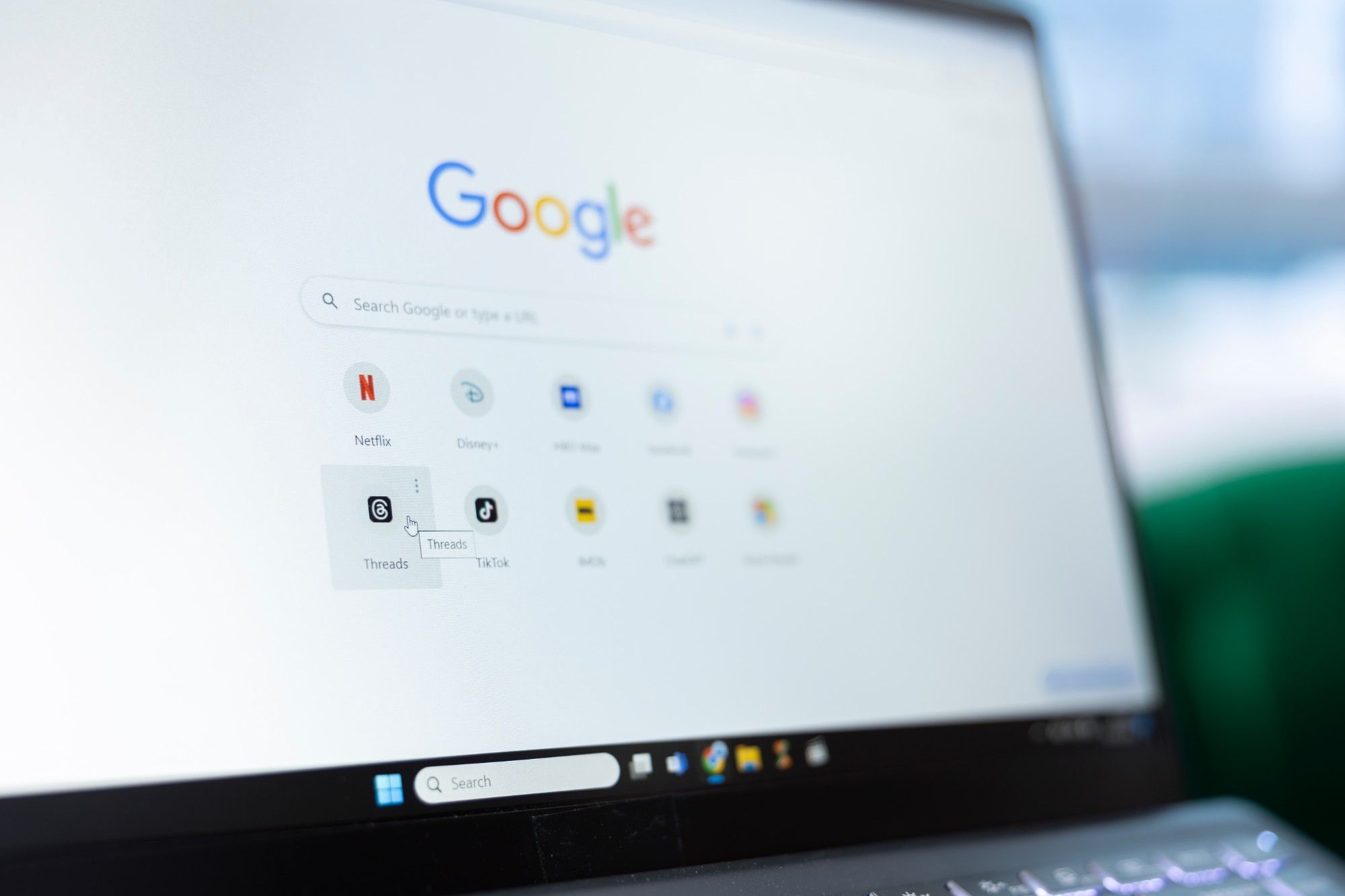 Wyszukiwarka Google otwarta na ekranie laptopa
